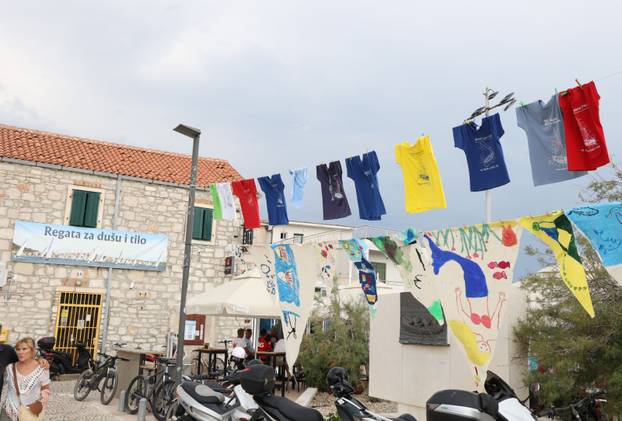 FOTO Čuvari stoljetne tradicije: Drveni brodovi utrkivali se na 'Regati za dušu i tilo' u Betini