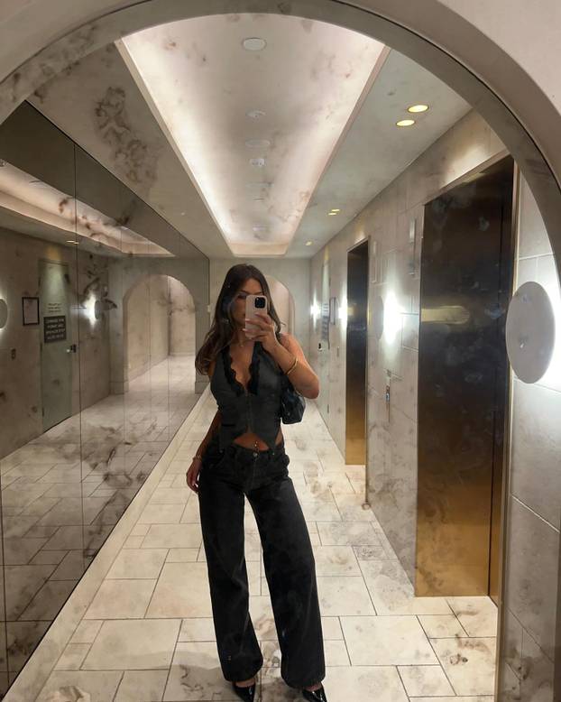 FOTO Unuka legende kriketa izazvala pomamu bez grudnjaka