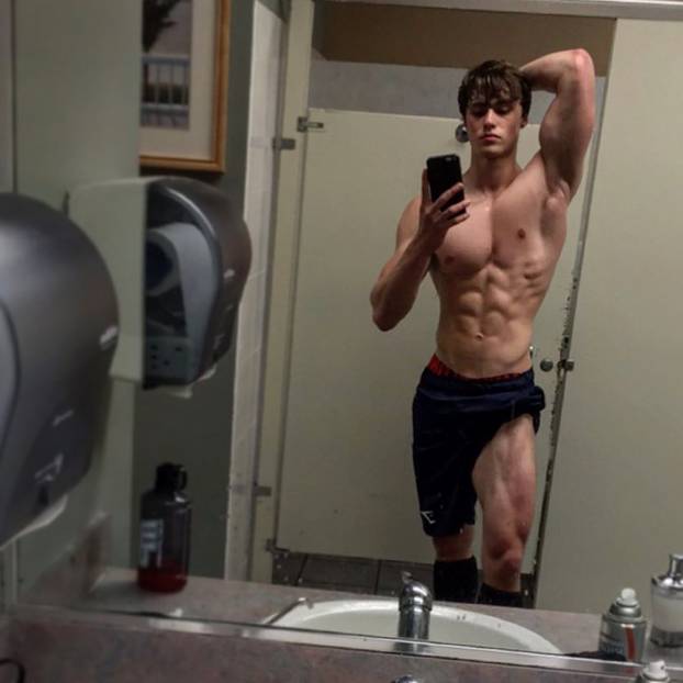 Od mršavog klinca do fitness modela i pozicije  kreativnog direktora Gymsharka
