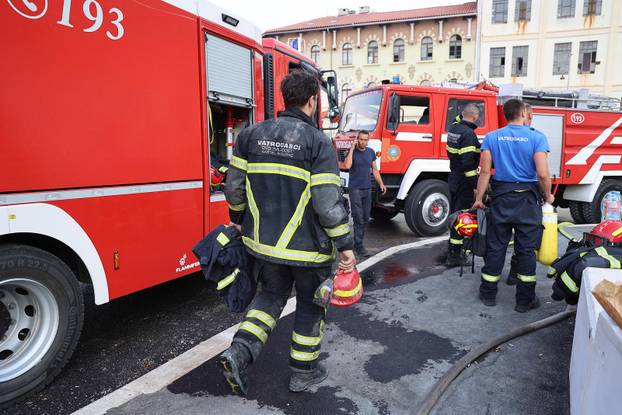 Vatrogasci cijelu noć gasili požar kod Omiša