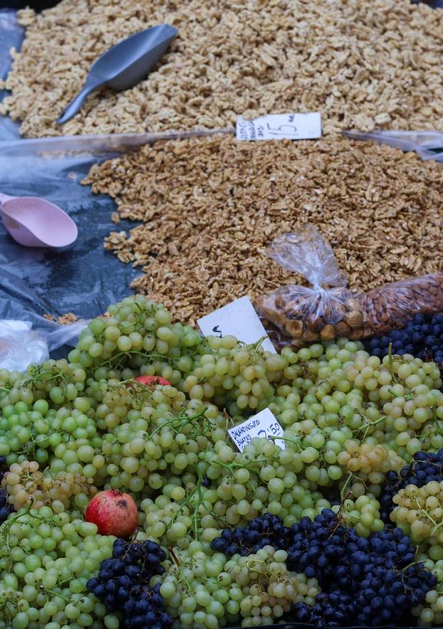 Zagreb: Šarenilo crvenih šestinskih suncobrana preplavilo je ove subote zagrebački Dolac