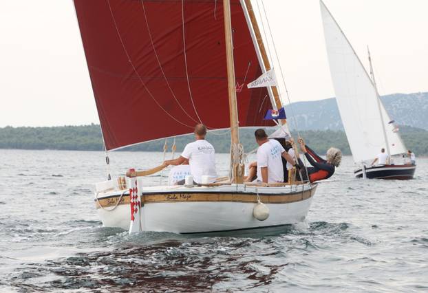 FOTO Čuvari stoljetne tradicije: Drveni brodovi utrkivali se na 'Regati za dušu i tilo' u Betini