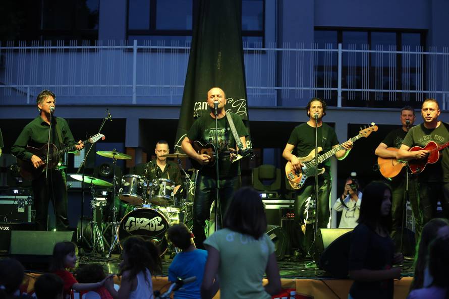 Zagreb: Koncert Gazdi u Folnegovi?evom naselju