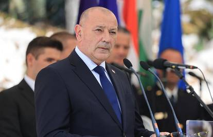 Medved se prvi upisao u Knjigu žalosti za vukovarskog heroja Nicoliera. Evo što je napisao