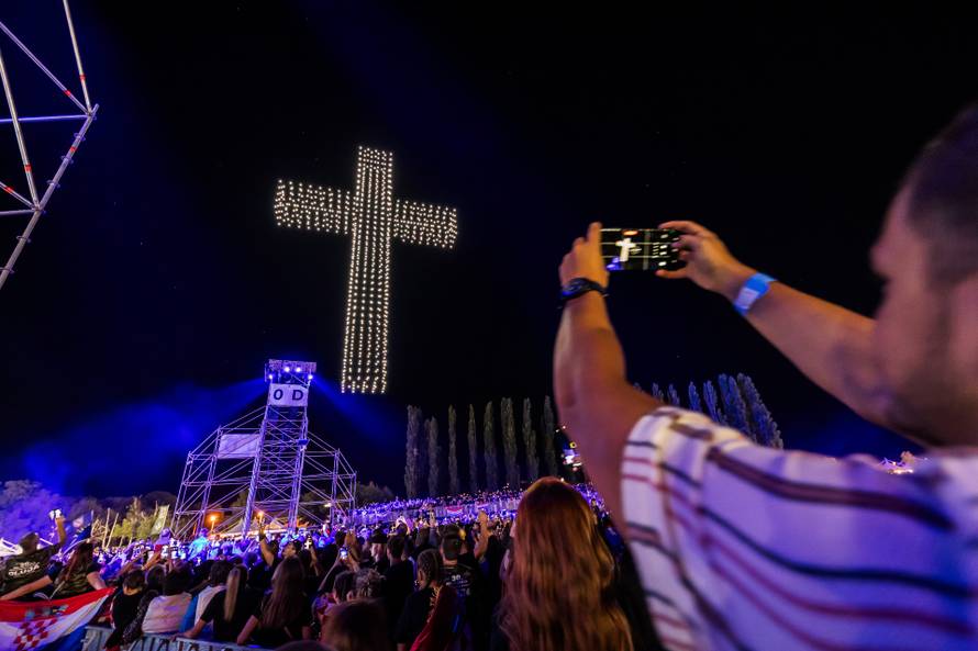 Scenografija dronovima na koncertu Marka Perkovića Thompsona