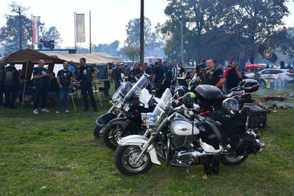 FOTO Pečenkijada u Slavonskom Brodu okupila brojne ljubitelje motora i mesa s ražnja