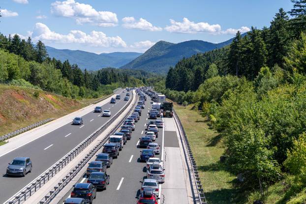 Otočac: Kolona prije tunela Plasina u smjeru Dubrovnika