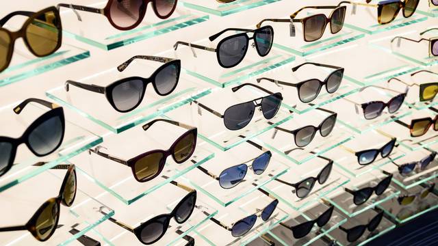 Kako uskladiti sunčane naočale s 'outfitom'? Boja i stil su bitni