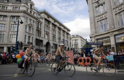 Goli biciklisti na ulicama upozoravali vozače auta