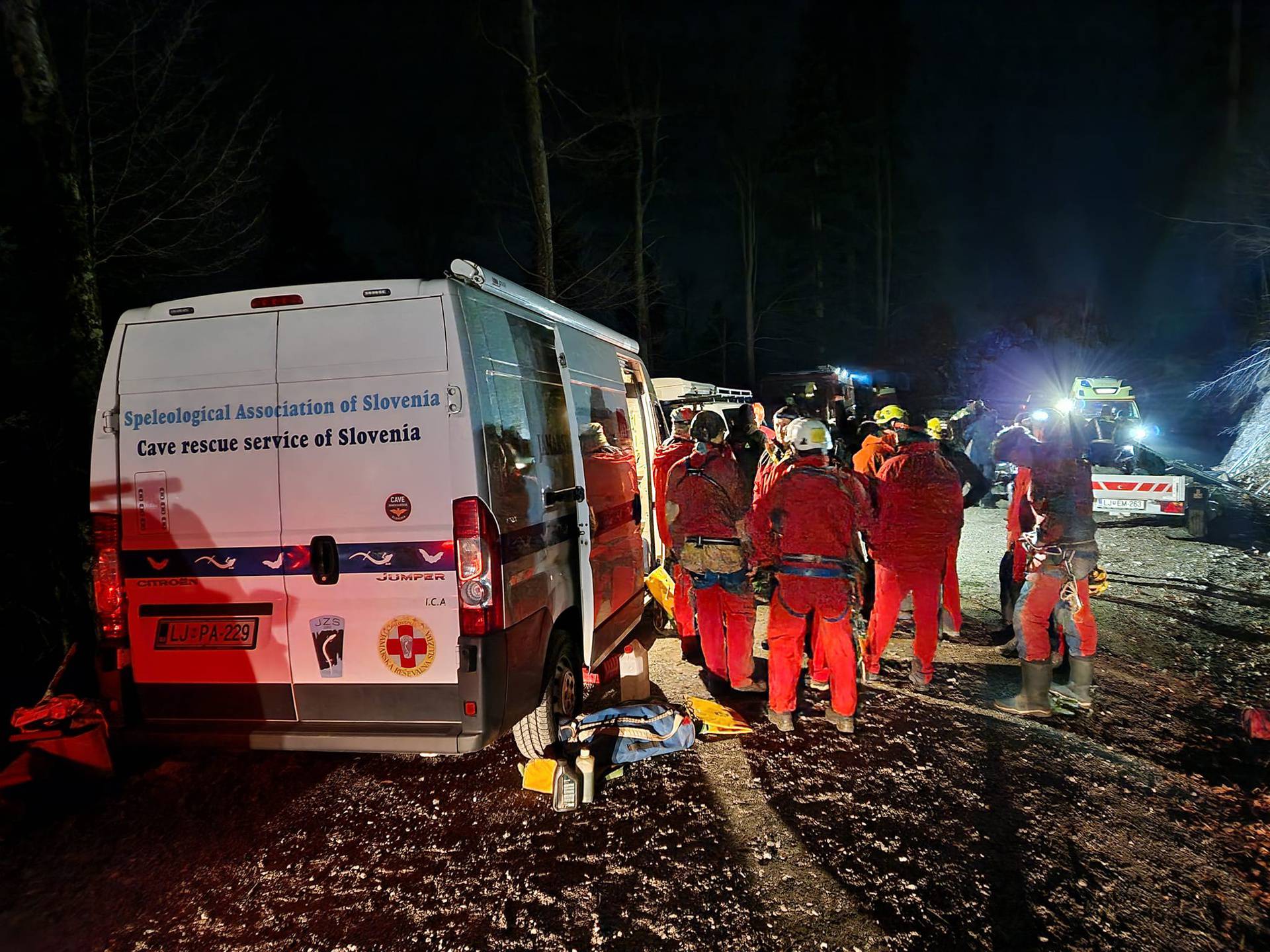 Speleolog pao u slovenskoj jami blizu granice s Hrvatskom. Širili su prolaze kako bi ga spasili