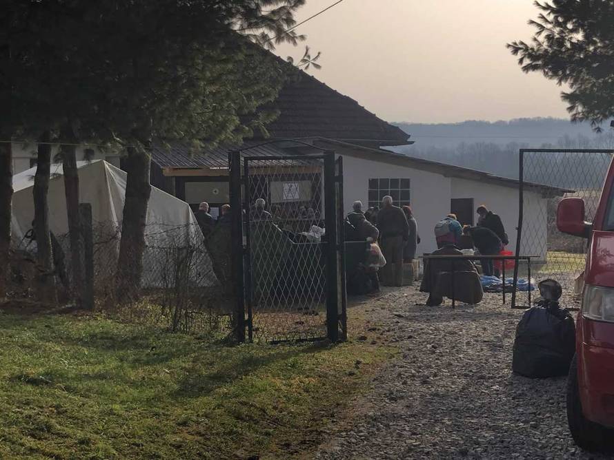 Dno dna u Topuskom: Ljudi su morali platiti da dobiju pomoć od lokalnog Crvenog križa?!