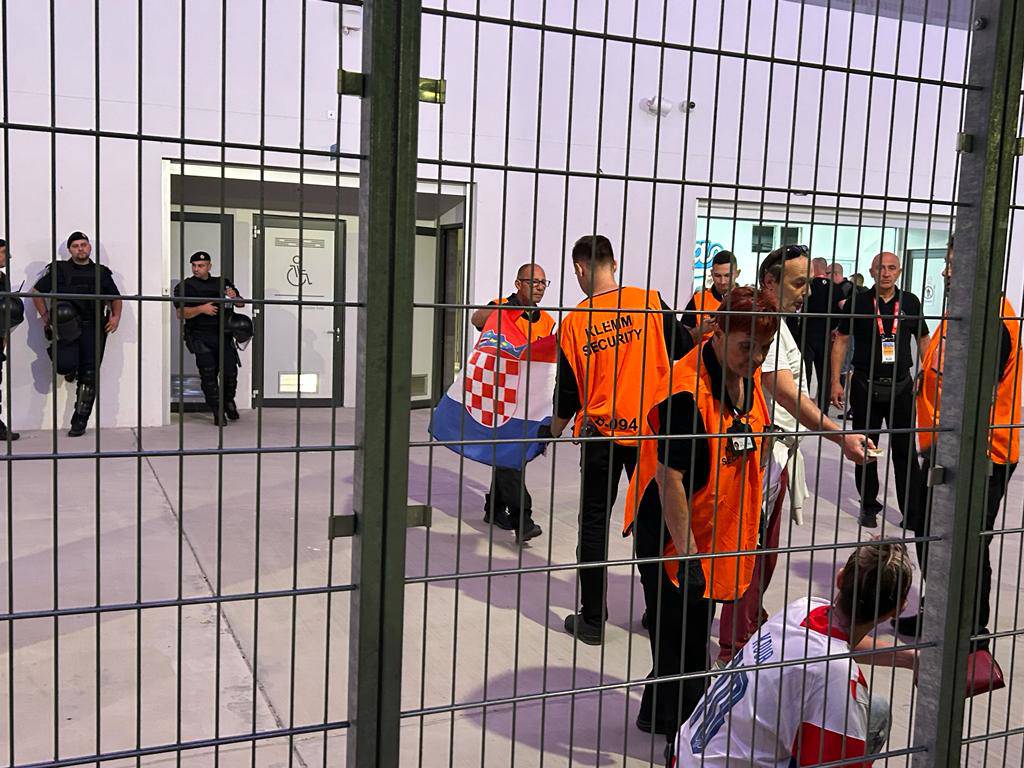 Indira zagrijala navijače prije utakmice! Rigorozne kontrole i pretresi na ulazu na stadion