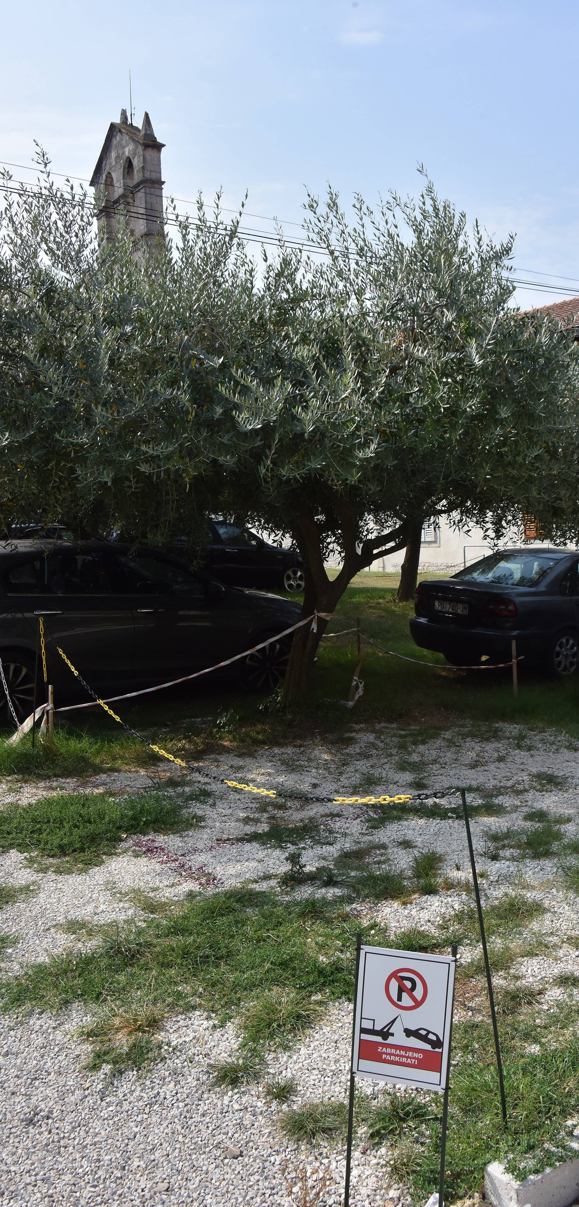 Franjevci u Puli imaju biznis: Parking plaćate - milodarom