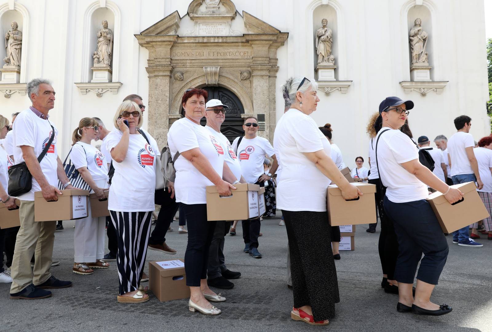Zagreb: Predaja sakupljenih potpisa Referendumske inicijative â67 je previÅ¡eâ Hrvatskom saboru