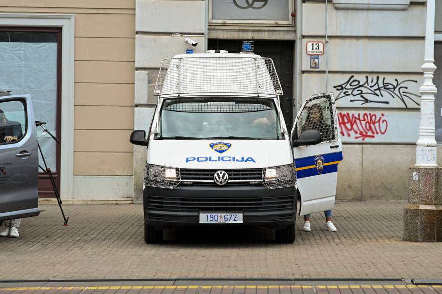 Zagreb: Muška molitva krunice na Trgu bana Josipa Jelačića