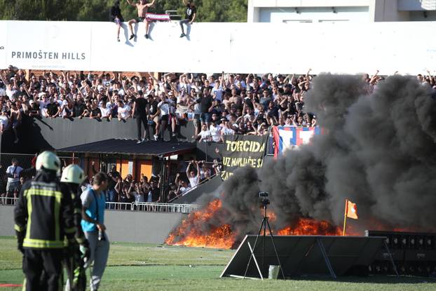 Šibenik: Utakmica prekinuta uslijed zapaljene ograde, gašenje u tijeku