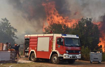 Zbog požara priveli petero maloljetnika i 18-godišnjaka