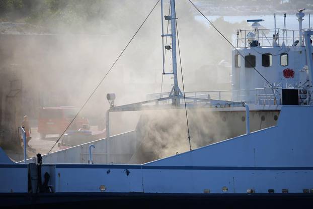 Šibenik: Još nije ugašen požar na brodu Moli, privezanom uz rivu u bivšem TEF-u