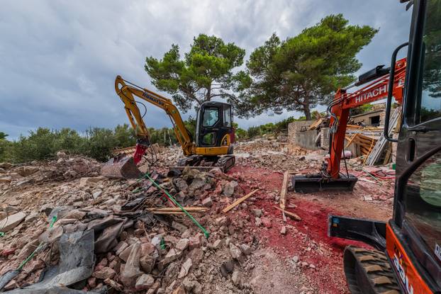 24sata: Palmižana: Reportaža o rušenju objekata Eduarda Tota Meneghella