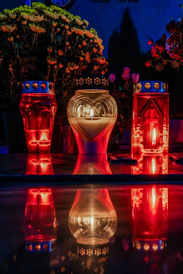 Pula: Obilazak grobova noću uoči blagdana Svih svetih