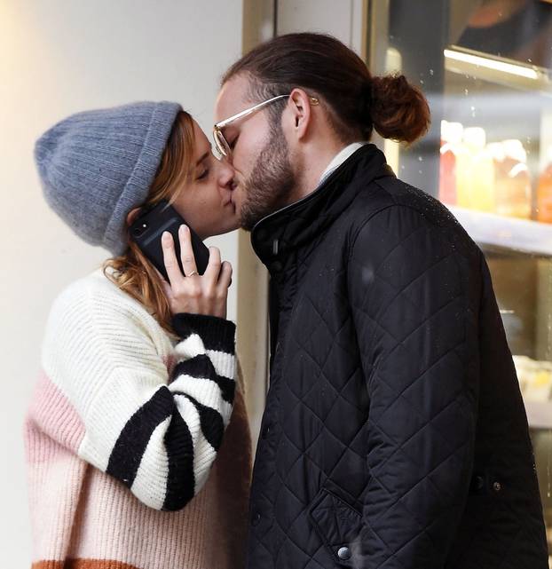 *PREMIUM-EXCLUSIVE* STRICTLY NOT AVAILABLE FOR ONLINE USAGE UNTIL 21:45PM UK TIME ON 25/10/2019 - MUST CALL FOR PRICING BEFORE USAGE - Harry Potter British Actress Emma Watson seen passionately kissing a mystery man while out for lunch in London.
