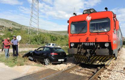 Vlak naletio na auto: Htio se provući kraj spuštene brklje