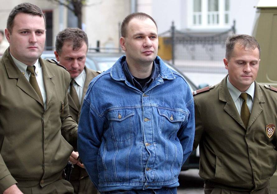 Čakovec: Pravosudni policajci dovode Marsela Budimira na objavu presude, 02.11.2004.