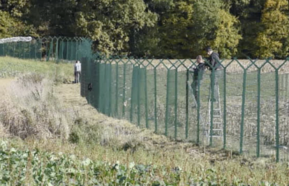 Slovenci postavljaju još jednu panelnu ogradu kod Preseke