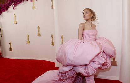 Fanovi se šale na račun haljine Ariane Grande: 'Ovo nije dobro, pa ona izgleda kao jastuk...'