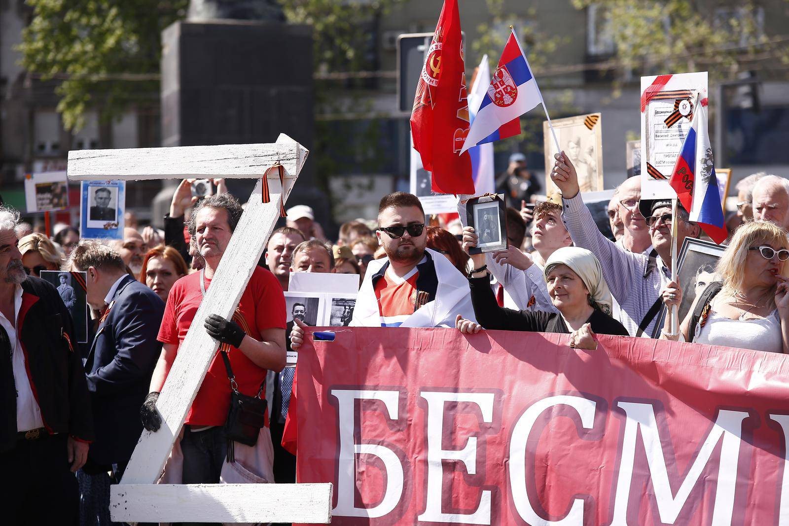 Srbija: Sudionici manifestacije Besmrtni puk u organizaciji Ruskog veleposlanstva u Beogradu prošetali gradom