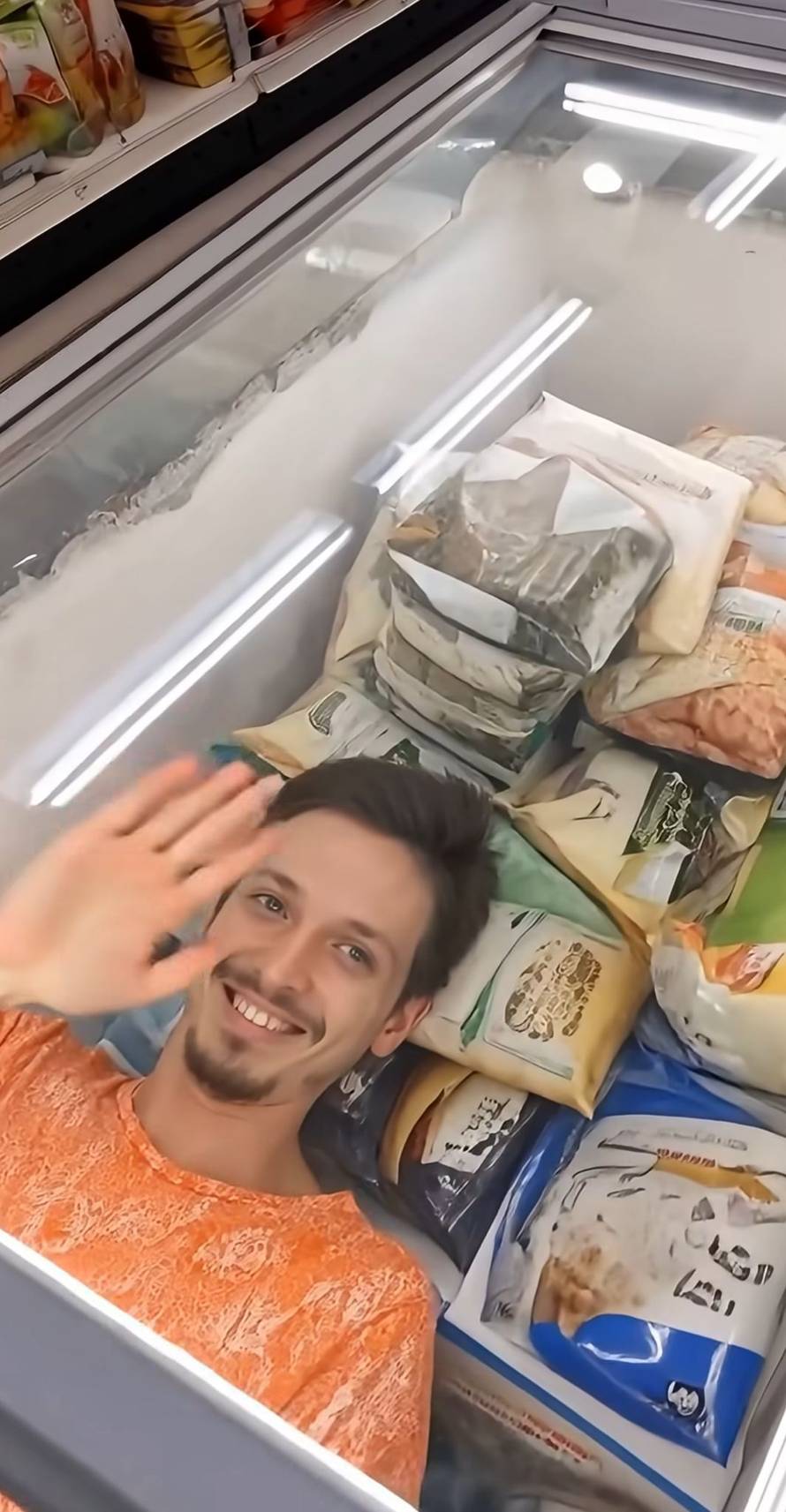VIRALNI HIT Ušao u dućan pa legao u škrinju da se rashladi! Ljudi zgroženi: A higijena!?