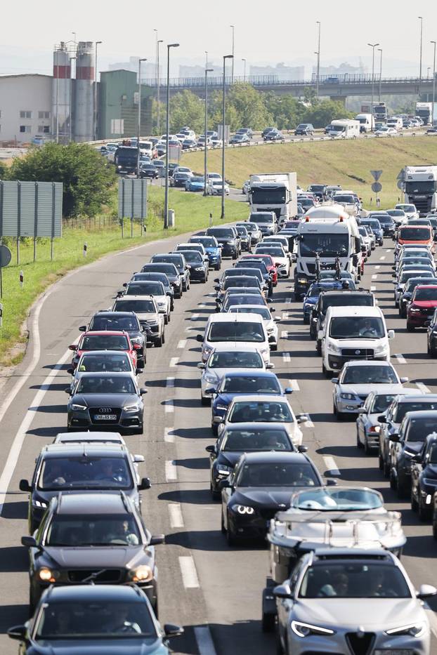 Zagreb: Gužve prema Jadranu, kolone vozila protežu se kilometrima