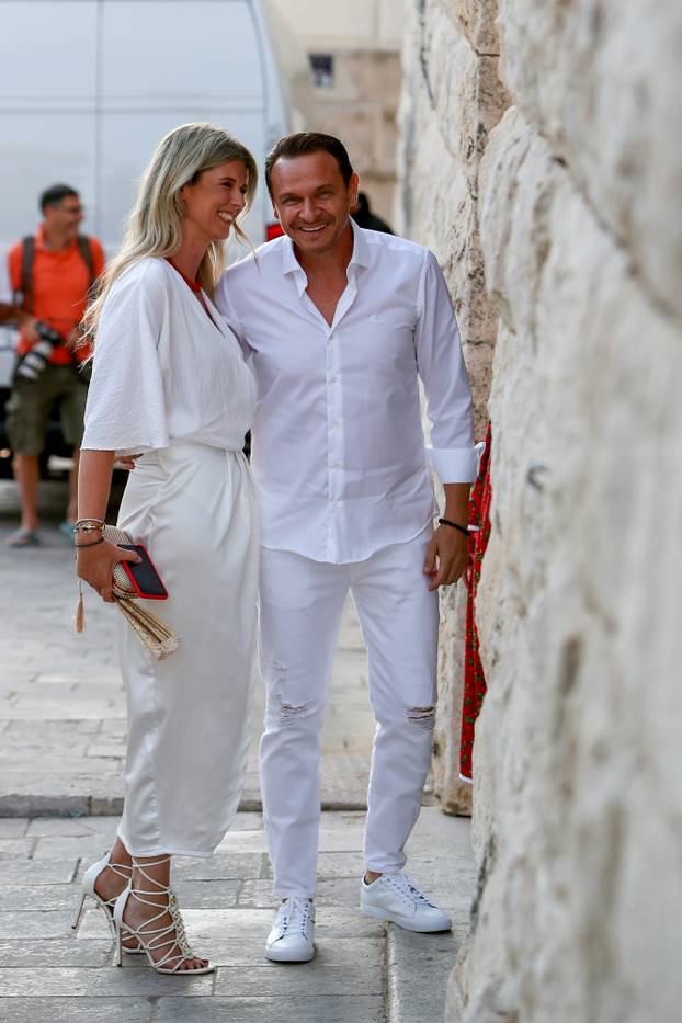 Dubrovnik: Enis Bešlagić sa suprugom stigao na svečani domjenak uoči sutrašnjeg vjenčanja Jusufa Nurkića