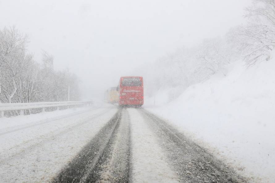 Snijeg paralizirao promet prema Rijeci