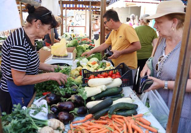 Šibenik: Bogata ponuda vo?a i povr?a na gradskoj tržnici