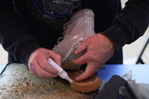 Zagreb: U okviru akcije "Majstori održivosti - sačuvaj, ne bacaj!" povodom Dana planeta Zemlje, obrtnici besplatno popravljali stvari