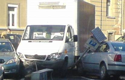 Kamion skliznuo s ceste i napravio kaos na parkingu