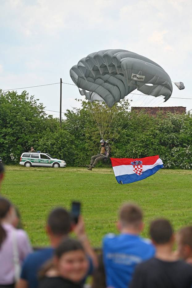 FOTO Pogledajte vježbe HV-a i policije u Okučanima: Borbe, eksplozija i skok padobranom!