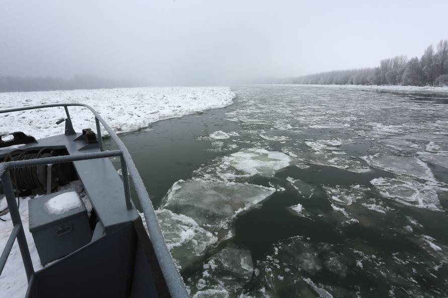 2017. Dunav se zaledio, Hrvati pozvali ma?arske ledolomce u pomo?