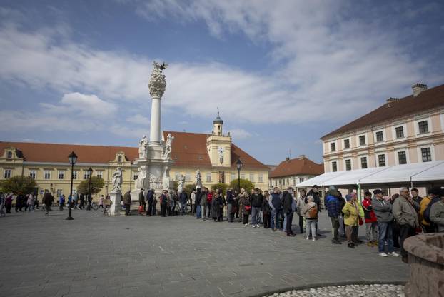 Osijek: Tradicionalna podjela blagdanskog fiš paprikaša na Trgu Svetog Trojstva