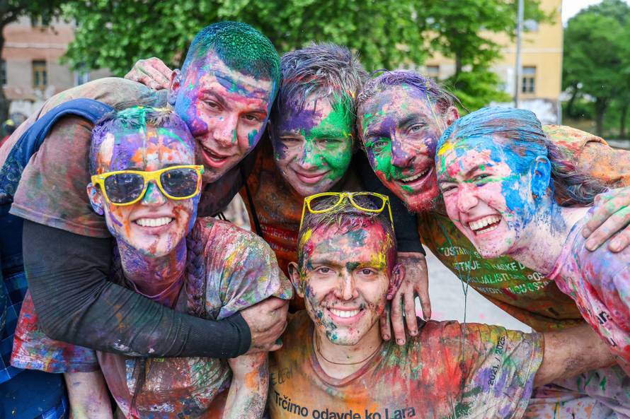 Pulski srednjoškolci slave kraj škole