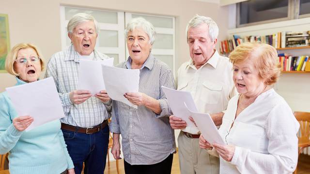Ljudi u kasnijoj životnoj dobi potiču rad mozga - pjevanjem