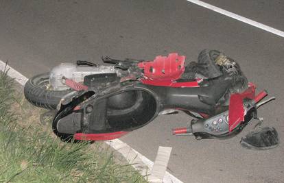 Mopedist (16) se frontalno sudario s motociklistima 