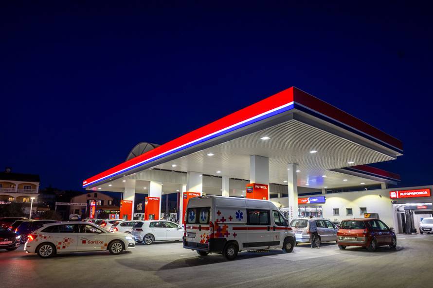 Pula: Automobili na benzinskim pumpama uoči sutrašnjeg poskupljenja benzina