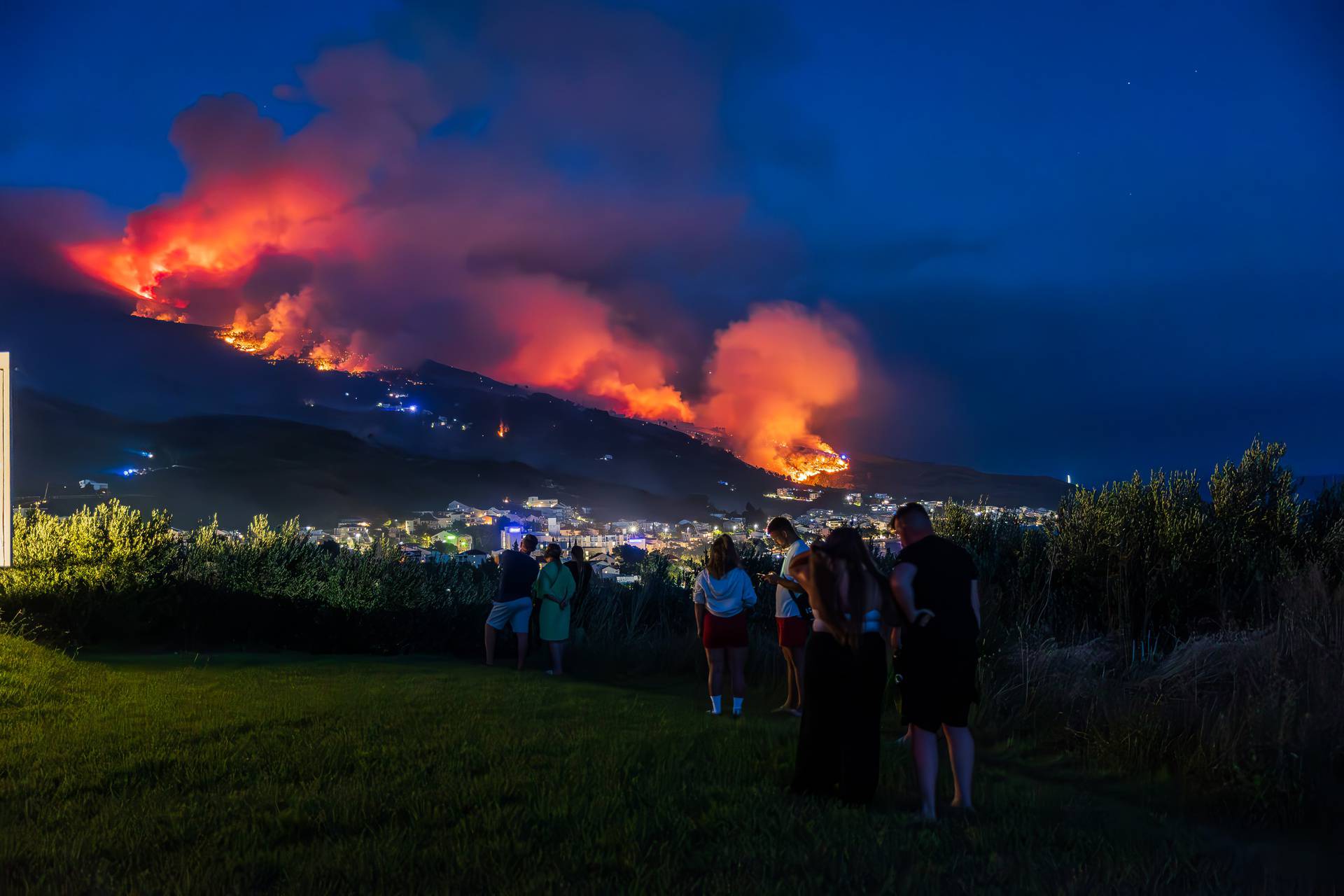 I dalje gori u Podgori