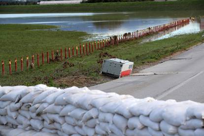 FOTO Polako opada vodostaj Save kod rasteretnog kanala