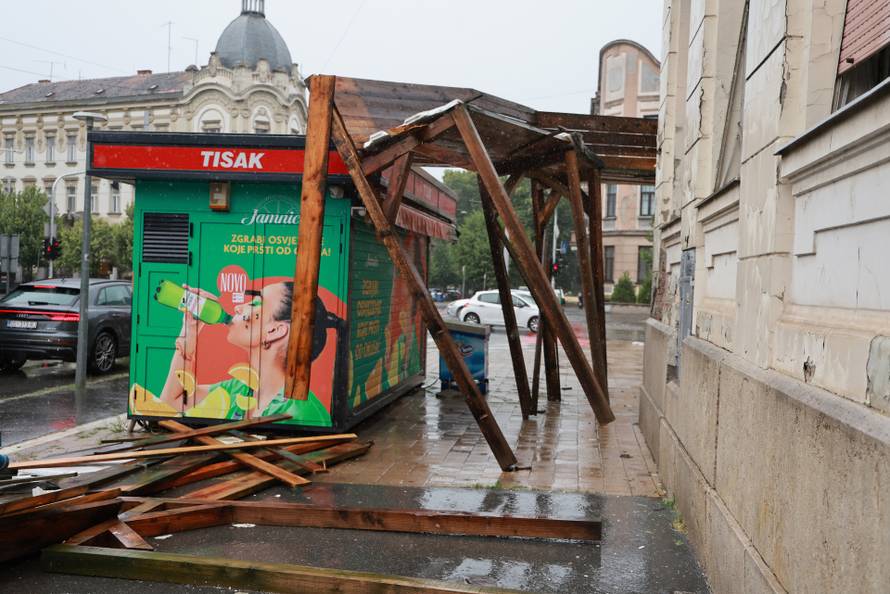 Osijek: Jak vjetar srušio drvenu skelu