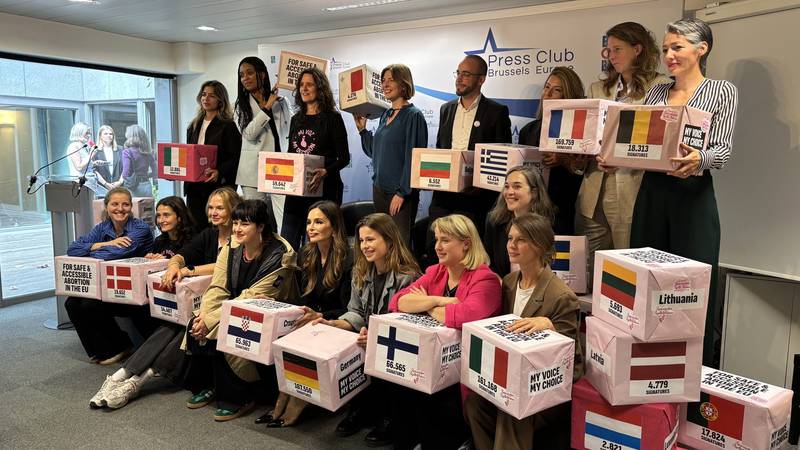 Inicijativa za siguran pobačaj u EU-u predala je Komisiji više od preko milijun potpisa građana