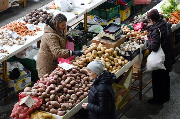 Bogata ponuda na gradskoj tržnici u Sisku