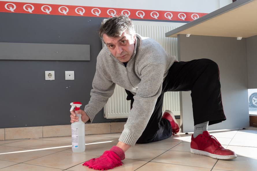 Zagrepčanin: Ako žene mogu kositi, mogu i ja prati podove